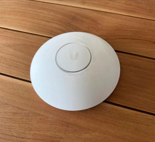 Ubiquity Unify AC LR WiFi acces point incl. poe+ injector, Computers en Software, Accesspoints, Zo goed als nieuw, Ophalen of Verzenden