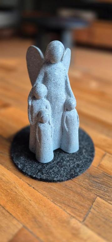  Engel met Kinderen Beeldje kerst  beschikbaar voor biedingen