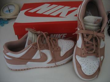 Nike rose 39 beschikbaar voor biedingen