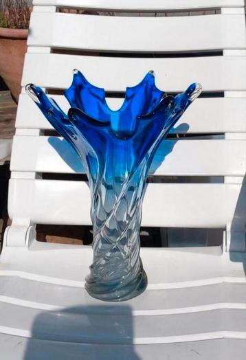 Blauw Glazen Murano Vaas met Bloem Design. beschikbaar voor biedingen