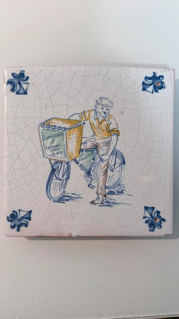 Oude Tegel met Fietsende Kruidenier, Antiek en Kunst, Antiek | Wandborden en Tegels, Ophalen of Verzenden