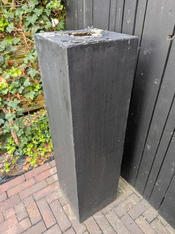 Zwarte Zuil / Plantenzuil - Beschadigd beschikbaar voor biedingen