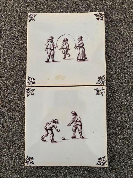 2 Makkum Tichelaar Tegels met Kinderspelen, Antiek en Kunst, Antiek | Wandborden en Tegels, Ophalen of Verzenden