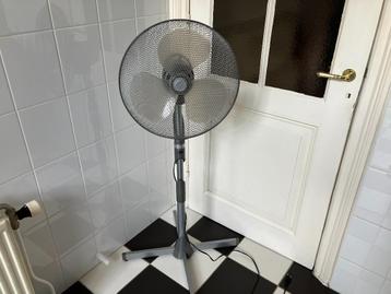Statief Ventilator op voet: 3 snelheden en in hoogte verst. beschikbaar voor biedingen