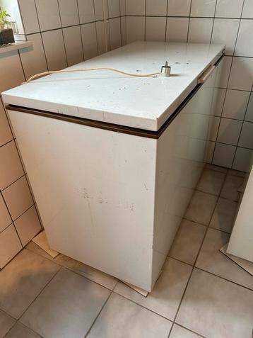 Vrieskist 118 cm bij 59 cm beschikbaar voor biedingen