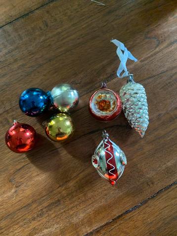 Hele oude antieke kerstballen. beschikbaar voor biedingen