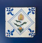 Antieke tegel ca. 1625 met een tulp. Antique tulip tile, Antiek en Kunst, Antiek | Wandborden en Tegels, Ophalen of Verzenden