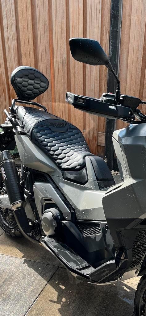 Honda X ADV 750 Zadel + Rugsteun, Fietsen en Brommers, Brommeronderdelen | Scooters, Gebruikt, Honda, Zadel, Ophalen of Verzenden