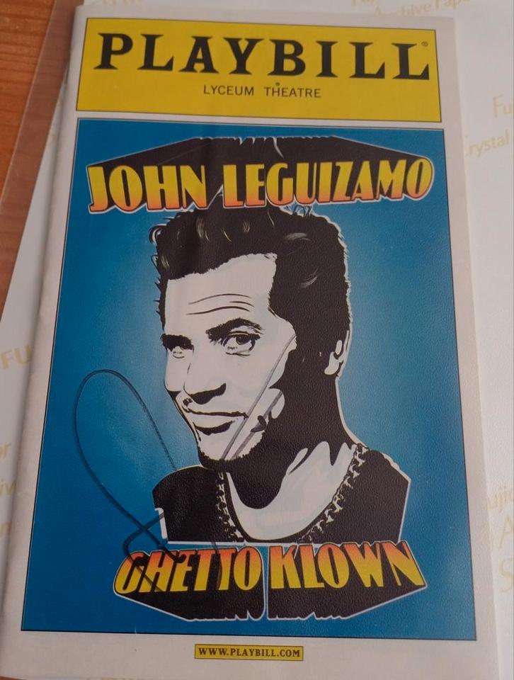 John Leguizamo handtekening gesigneerde Playbill, Verzamelen, Film en Tv, Zo goed als nieuw, Foto of Kaart, Ophalen of Verzenden