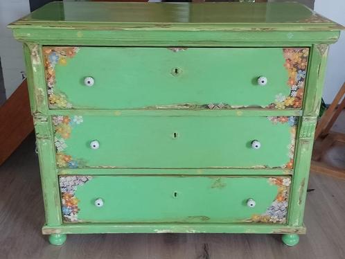Handgeschilderde kasten. Groen met bloemen & geel met bloeme, Antiek en Kunst, Antiek | Meubels | Kasten, Ophalen
