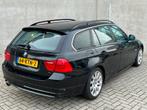Zwarte BMW 3-Serie 318i E90 2.0 143PK FaceLift Touring/AC!, Auto's, BMW, Zwart, Handgeschakeld, Grijs, 1405 kg