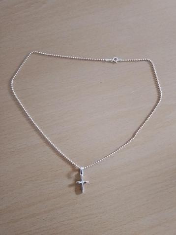Zilverkleurige ketting met kruisje beschikbaar voor biedingen