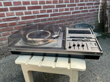 Vintage Platenspeler + Cassetteradio beschikbaar voor biedingen