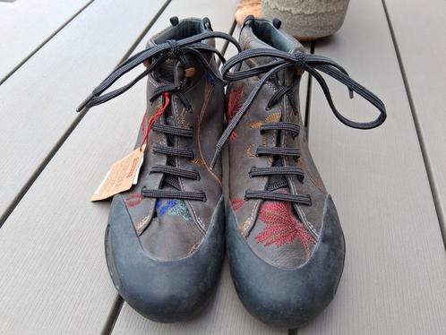 Splinternieuwe schoenen van CAMPER twins , maat 38, Kleding | Dames, Schoenen, Nieuw, Grijs, Ophalen of Verzenden