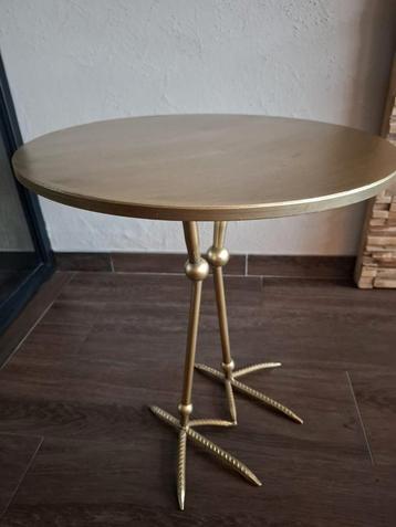 Te koop aangeboden goudkleurige bijzettafel met flamigopoten beschikbaar voor biedingen