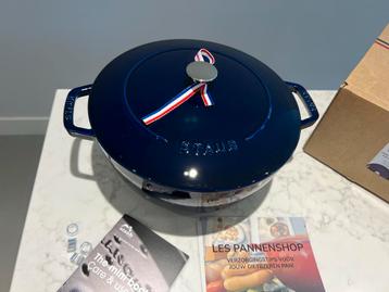 Staub marmite/braadpan 26cm Bleu Intense  Nieuw in de doos beschikbaar voor biedingen