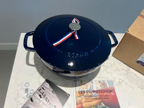 Staub marmite/braadpan 26cm Bleu Intense  Nieuw in de doos, Huis en Inrichting, Keuken | Potten en Pannen, Nieuw, Koekenpan of Braadpan