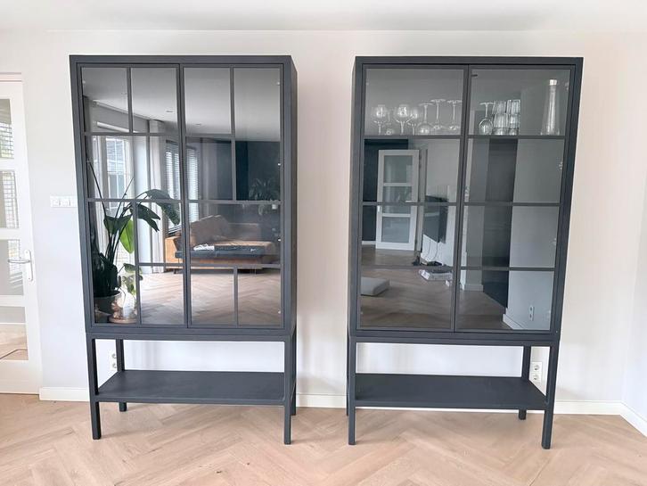 Zwarte vitrinekast PUUR Vermeer industrieel per stuk of set, Huis en Inrichting, Kasten | Vitrinekasten, Gebruikt, 200 cm of meer