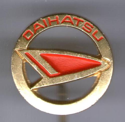 Daihatsu rood op koper auto speldje ( A_216a ), Verzamelen, Speldjes, Pins en Buttons, Zo goed als nieuw, Speldje of Pin, Transport