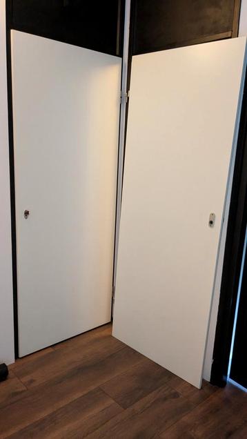 3 opdekdeuren 2x links (83 en 78cm) 1x rechts 78cm meterkast beschikbaar voor biedingen