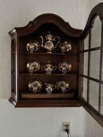 Antiek vitrinekastje met servies, Ophalen of Verzenden
