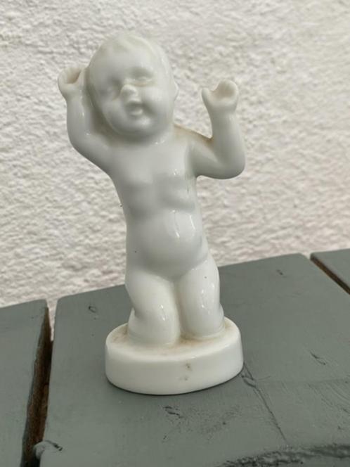 Wit vintage beeldje kind / knielende baby. Denemarken., Verzamelen, Beelden en Beeldjes, Zo goed als nieuw, Mens, Ophalen