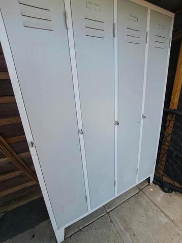 Metalen locker kast, gebruikt in de garage beschikbaar voor biedingen