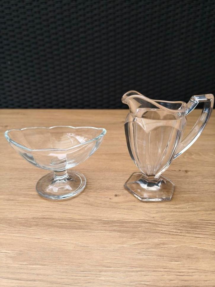 Melkkan en suikerschaaltje van glas, Antiek en Kunst, Antiek | Glas en Kristal, Ophalen of Verzenden