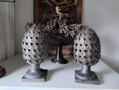 2 Metalenblaadjes dennenappels vorm ornamenten als windlicht, Huis en Inrichting, Woonaccessoires | Kandelaars en Kaarsen, Zo goed als nieuw