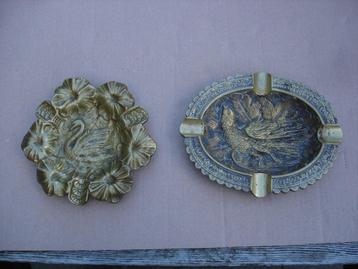 2 x zware asbak / koper kleurig / zwaan en vogel beschikbaar voor biedingen