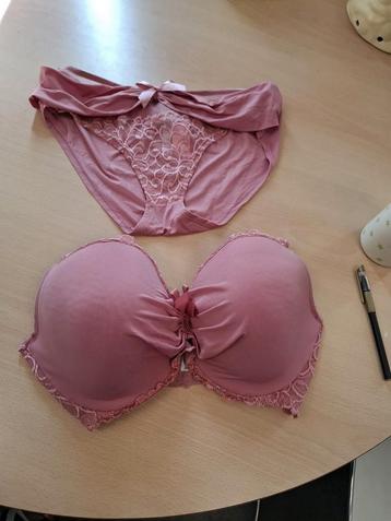 Roze Lingerie Setje beschikbaar voor biedingen