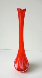 Glazen vaas rood oranje opaline met witte tekening 2758-g, Antiek en Kunst, Antiek | Glas en Kristal, Ophalen of Verzenden