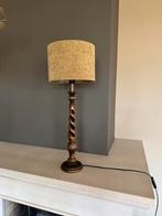 Mooie lamp met gedraaide houten voet inclusief kap, Ophalen of Verzenden, Zo goed als nieuw, 50 tot 75 cm