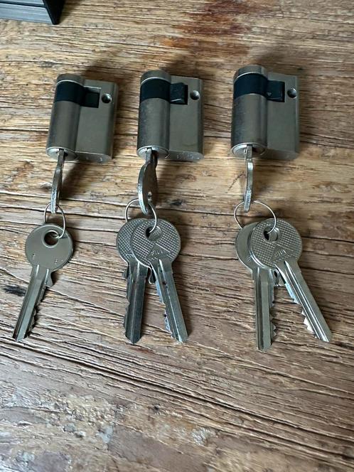 Set van 3 gelijksluitende STUV cilinders – met 8 sleutels, Doe-het-zelf en Verbouw, Hang- en Sluitwerk, Zo goed als nieuw, Slot