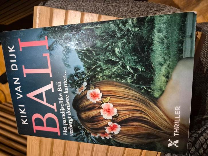 Kiki van Dijk - Bali, Boeken, Thrillers, Zo goed als nieuw, Ophalen of Verzenden