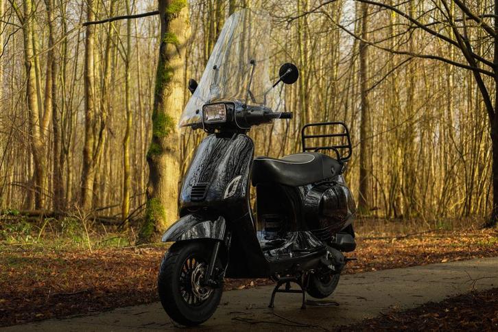 Senzo RivaLux S  geel kenteken - 8401 km - verse grote beurt, Fietsen en Brommers, Scooters | Overige merken, Zo goed als nieuw