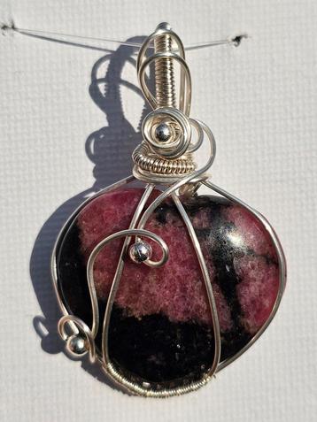 Prachtig hangertje met een rhodoniet hartje beschikbaar voor biedingen