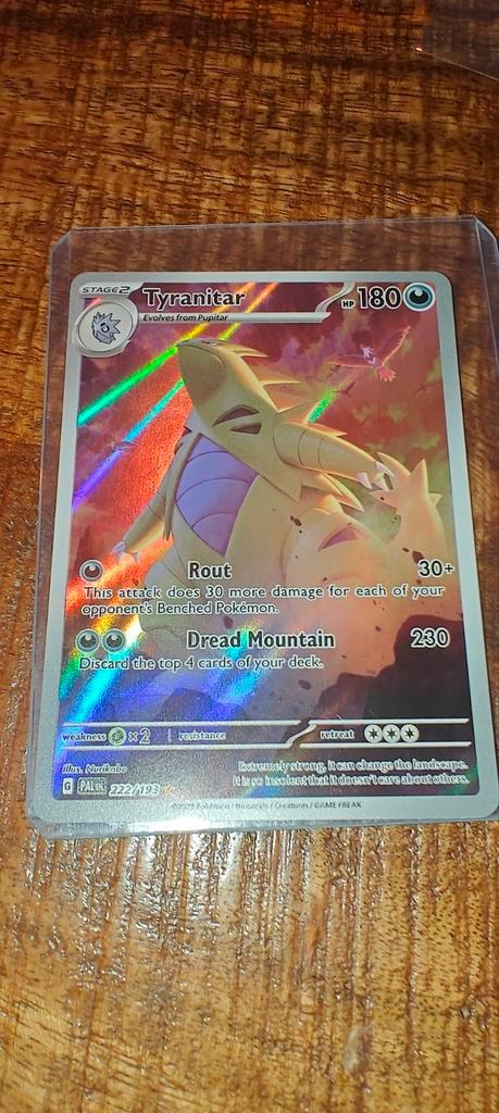 Tyranitar secret rare alt art paldea evolved, Hobby en Vrije tijd, Verzamelkaartspellen | Pokémon, Zo goed als nieuw, Meerdere kaarten