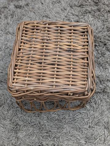 Rotan bijzettafel/mand! beschikbaar voor biedingen