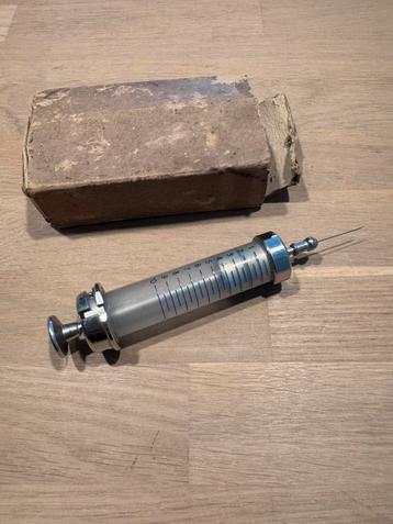 Antieke injectie spuit beschikbaar voor biedingen