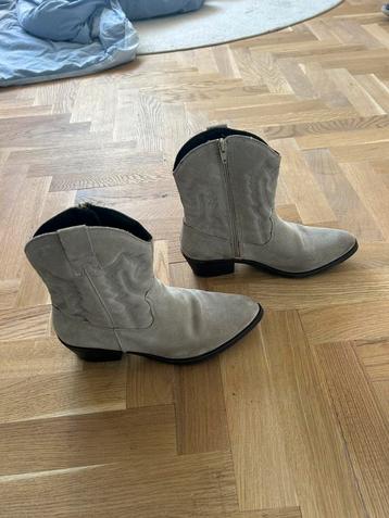 Leuke suede laarsjes maat 39 beschikbaar voor biedingen