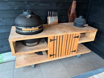 Mooie robuuste buiten keuken van douglashout. beschikbaar voor biedingen