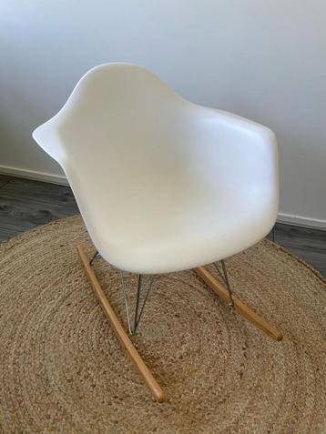 Witte schommelstoel te koop- stijlvol en comfortabel  beschikbaar voor biedingen