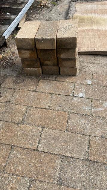 Gratis 30-40 m2 cementen klinkers / straatstenen beschikbaar voor biedingen
