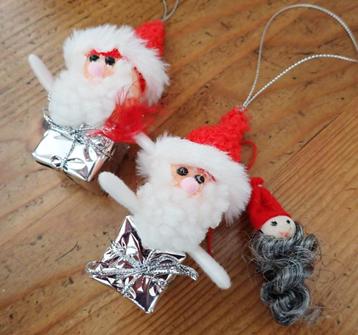 Drie schattige oude kerstmannetjes beschikbaar voor biedingen