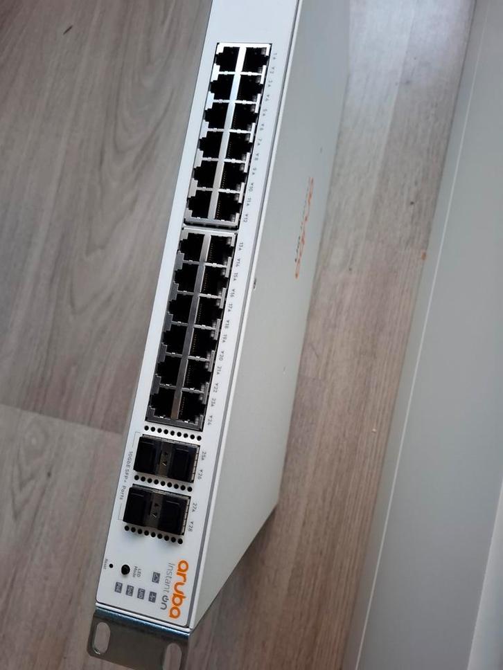 Aruba JL684A Switch - 24 poorten Gigabit PoE+, Computers en Software, Netwerk switches, Ophalen of Verzenden