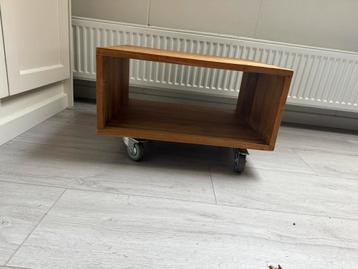 Bijzettafel op wieltjes beschikbaar voor biedingen
