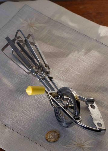 vintage slagroomklopper, handgarde beschikbaar voor biedingen