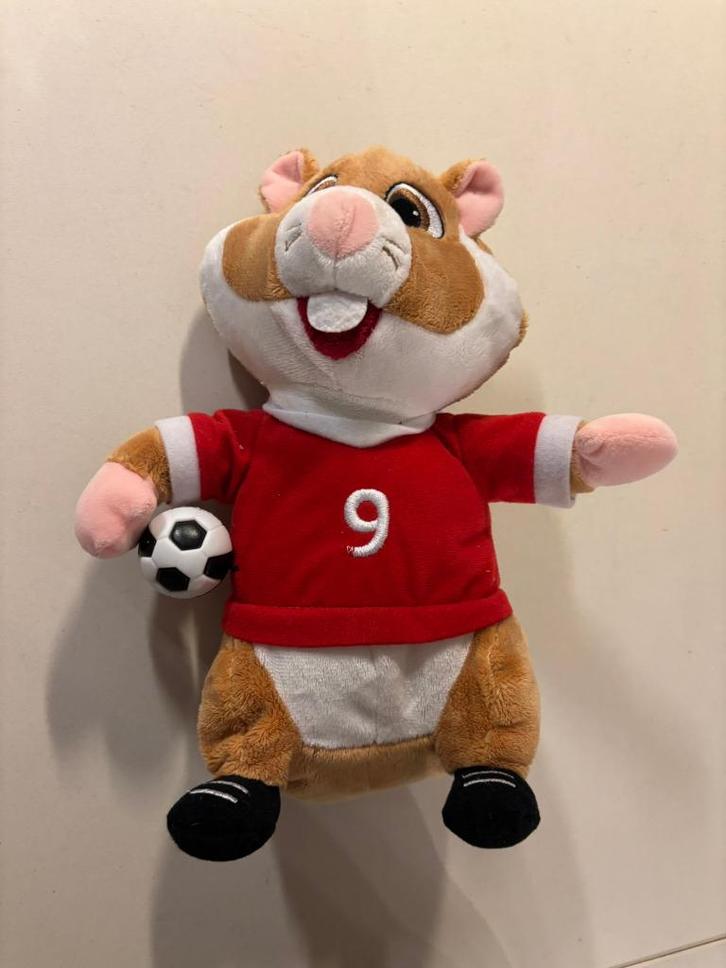 Albert heijn ah hamster voetbal rood shirt nummer 9!, Kinderen en Baby's, Speelgoed | Knuffels en Pluche, Zo goed als nieuw, Overige typen