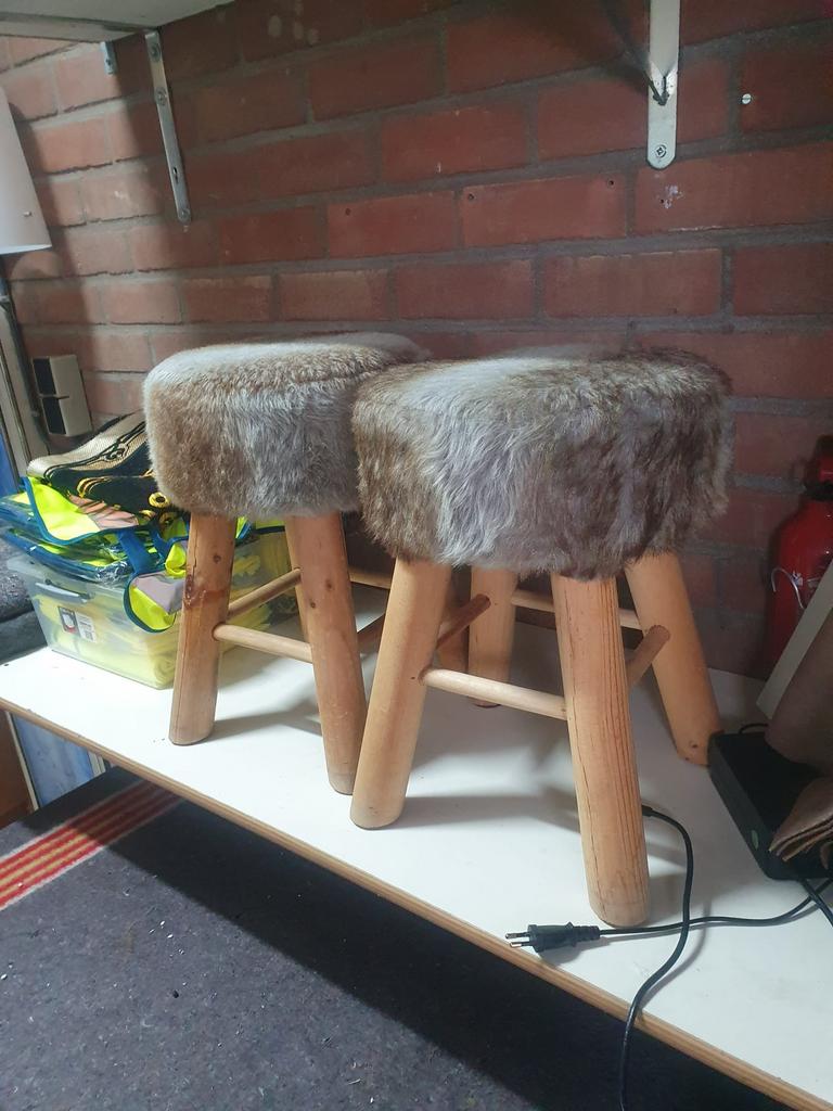 Zitkrukjes schapenvacht, Huis en Inrichting, Krukjes, Ophalen of Verzenden, Zo goed als nieuw, Hout